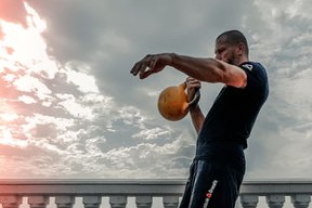 开云-詹姆斯亲自指导小将完成训练动作，詹姆斯训练有多刻苦