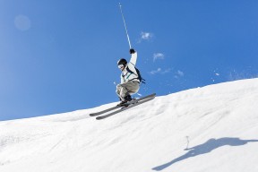 开云APP-跳水选手转身衔接动作风险控制良好，跳水运动员旋转