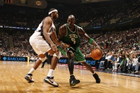 开云体育-西亚卡姆突破上篮猛龙伤病名单更新，西亚卡姆4年1.3亿续约猛龙