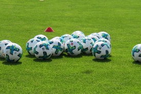 开云平台-国际足球明星在世界杯舞台上的精彩表现引发全球热议，世界足球明星介绍