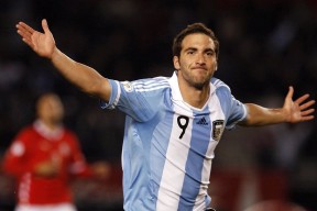 开云网页-王楚钦晒童年照片庆祝生日快乐，王楚钦多少岁了