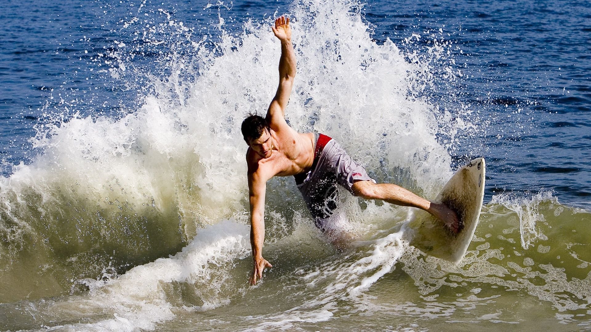 自动裁判系统推动公平竞赛，减少人为误判，裁判机器