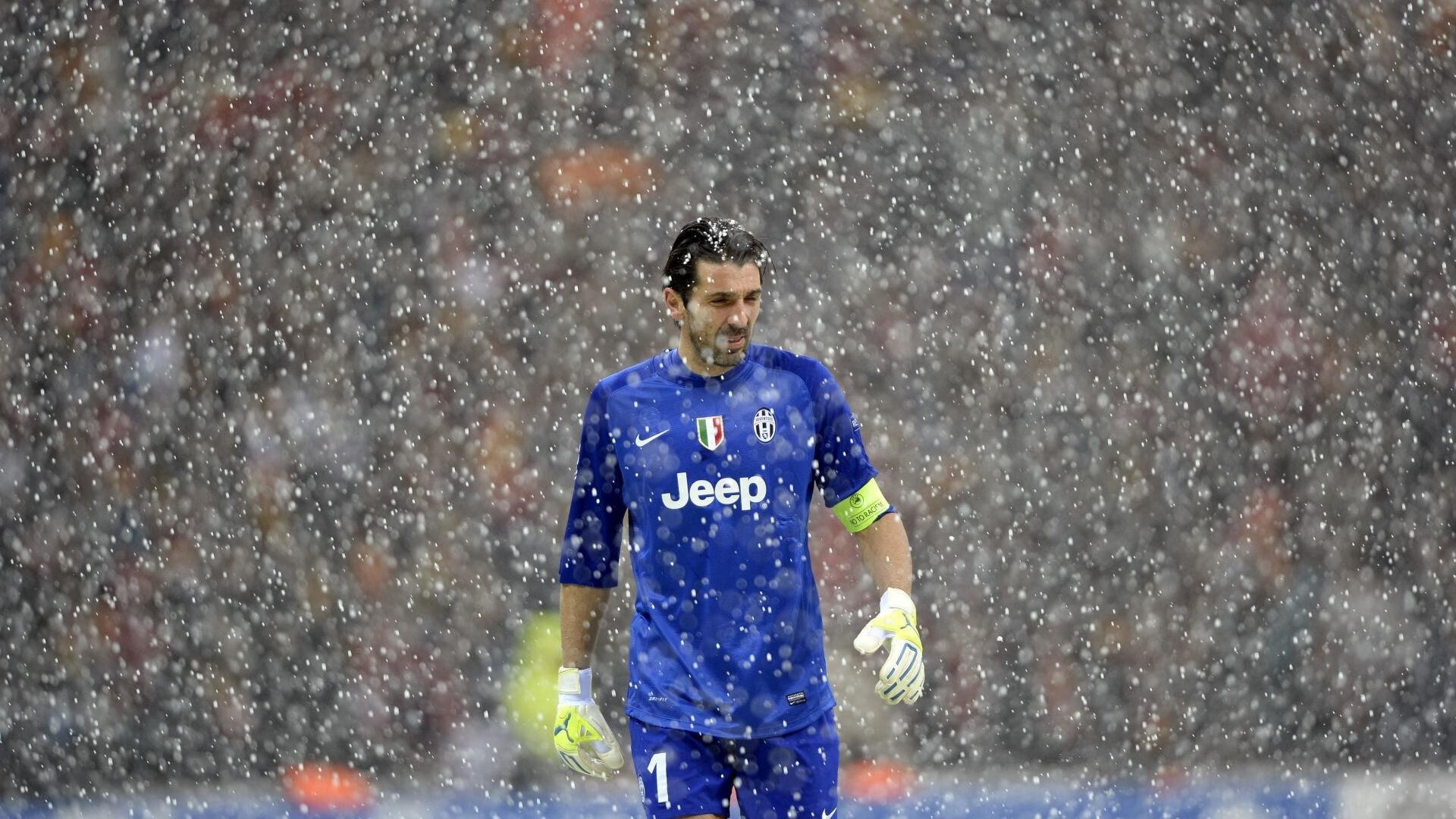 训练场地全面翻新提升球员训练效率与舒适体验，球场翻新方案